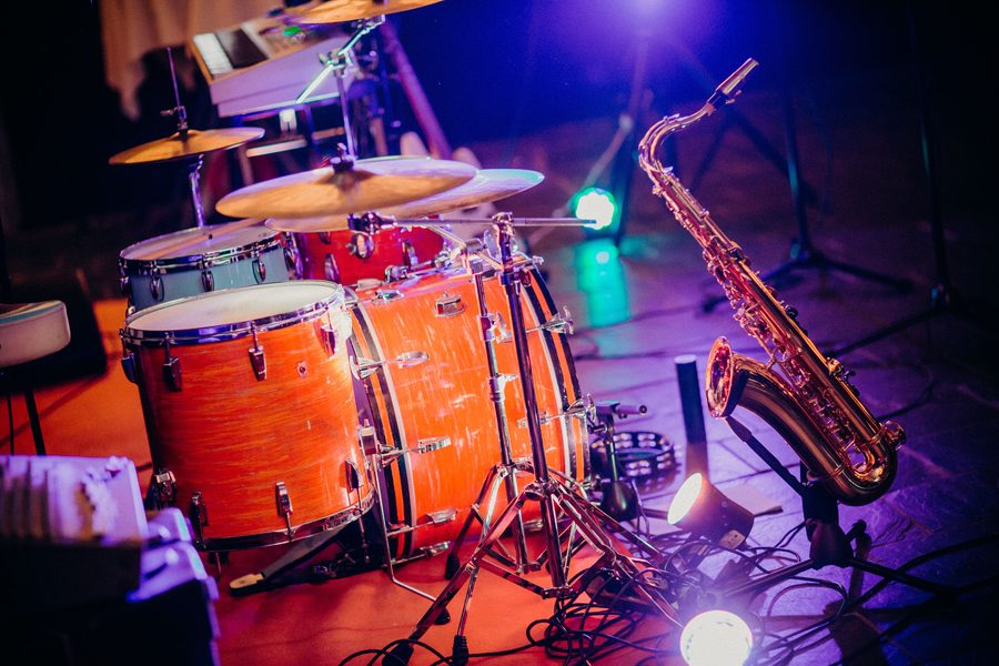 Une batterie et un saxophone posés sur scène avant le début du concert.